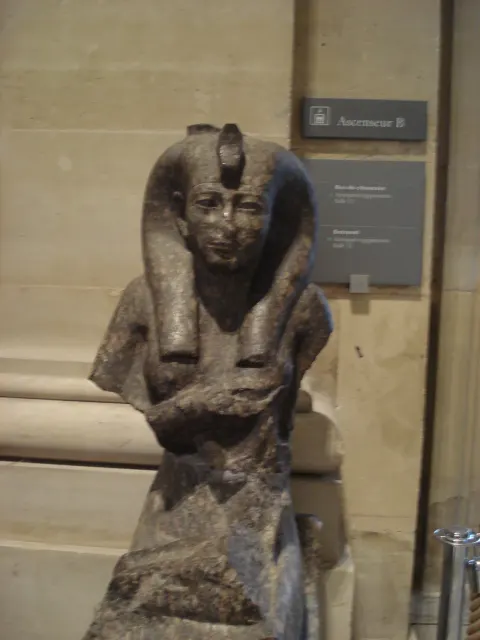 A museum photograph of a statue of Isis.
